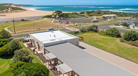 Peterborough House Motel - Mackay Tourism 0