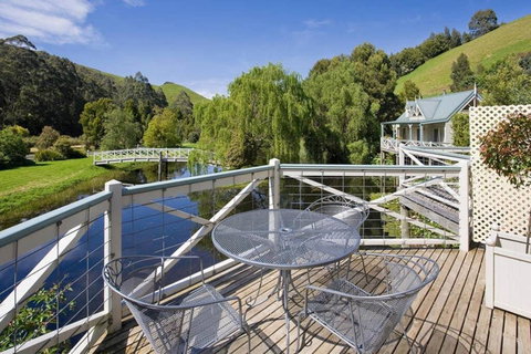 PLUM TREE STUDIO - Couples Lakeside Spa Retreat - Mackay Tourism 1