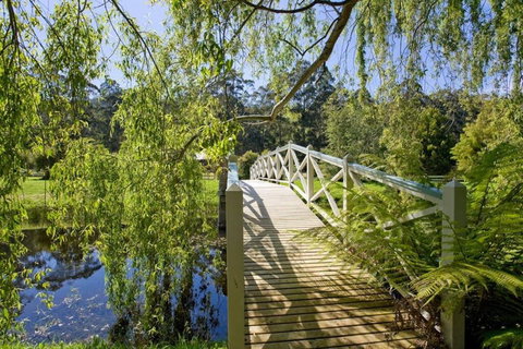 PLUM TREE STUDIO - Couples Lakeside Spa Retreat - Mackay Tourism 2