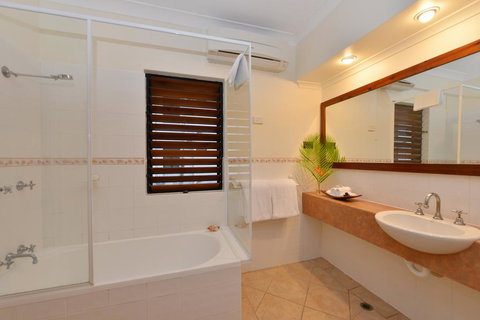 Poolside @ Hibiscus - Mackay Tourism 3