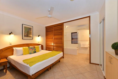 Poolside @ Hibiscus - Mackay Tourism 1