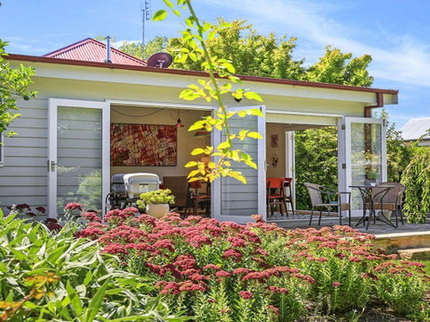 Poppy Cottage-delightful Pet Friendly Weatherboard - Mackay Tourism 0