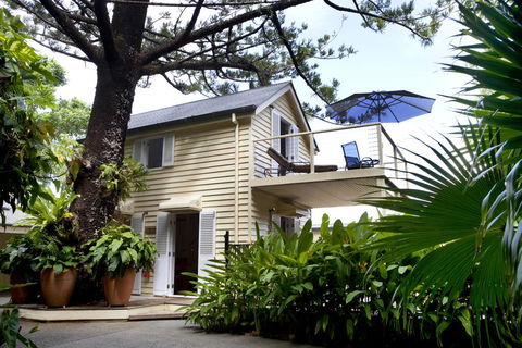 Port Douglas Cottage & Lodge - Mackay Tourism 0