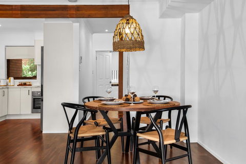 Quiet Waterfront Retreat In Family Neighbourhood - Mackay Tourism 3