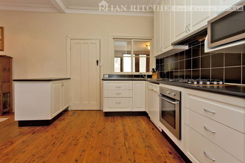 Red Brick Beauty - Central Cottage - Mackay Tourism 1