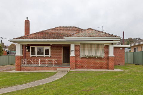 Red Brick Beauty - Central Cottage - Mackay Tourism 0