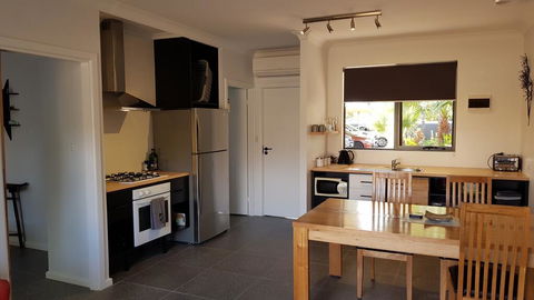 Red Ochre - Large 1BR With Private Courtyard - Mackay Tourism 2