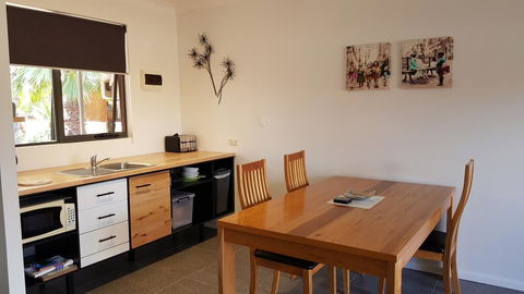 Red Ochre - Large 1BR With Private Courtyard - Mackay Tourism 1