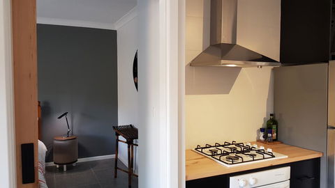 Red Ochre - Large 1BR With Private Courtyard - Mackay Tourism 3