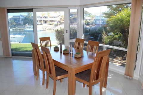 Relax At The Marina - Mackay Tourism 0