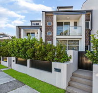 Relax in a Spacious  Modern Townhouse in Asquith - Mackay Tourism