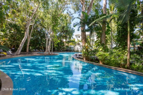 Relax In Palm Cove - Mackay Tourism 0