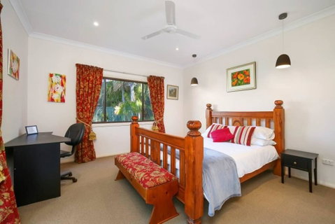 Relaxing Queen Sized Room With En-Suite - Mackay Tourism 0