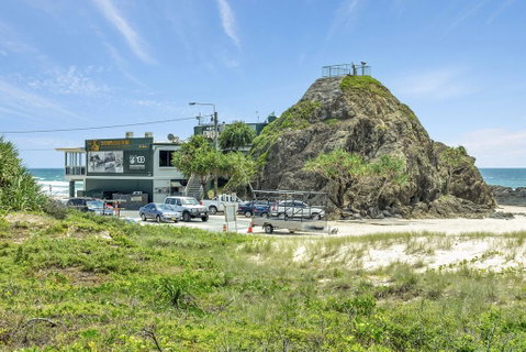 Rigi On Currumbin Beach - Mackay Tourism 0