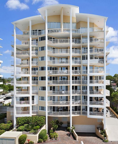 Riviere On Golden Beach - Mackay Tourism 3