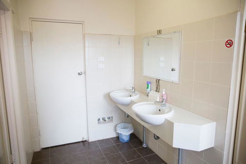 Royal Hotel Wyong - Mackay Tourism 1