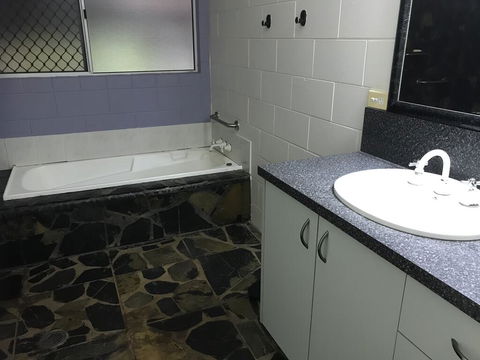Royal Palm Cottage, Entire Two Bedroom 2 Bathroom House With Pool - Mackay Tourism 3