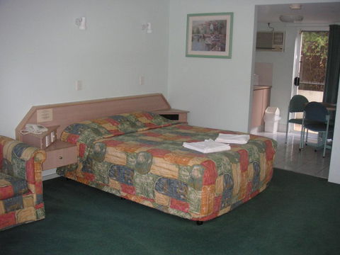 Runaway Bay Motor Inn - Mackay Tourism 3