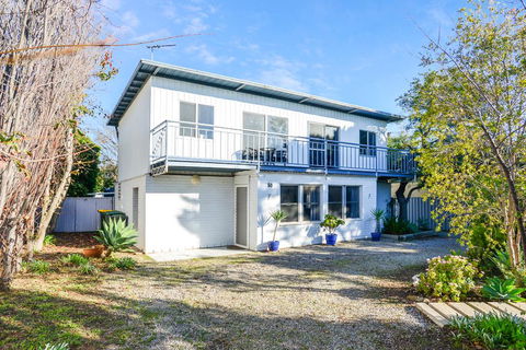 Salty Grape Beach House - Mackay Tourism 1