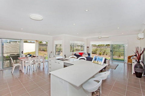 SALTY PAUSE @ BONDI HOUSE - Mackay Tourism 1