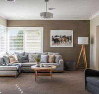 Sampson St Large Stylish CBD Home Sleeps 11 - Mackay Tourism