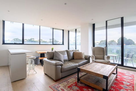 Sanctuary Resort-Style On The Banks Of The Yarra - Mackay Tourism 0