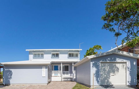 Sandpiper Beach Front House - Mackay Tourism 0