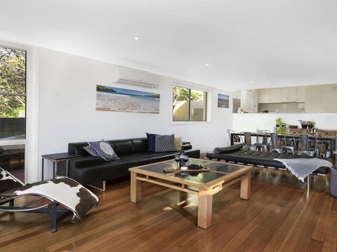 Santa Barbara On Bombo Beach - Mackay Tourism 1