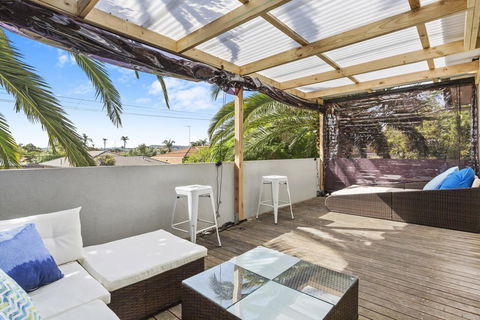 SANTORINI BEACH HOUSE - SAFETY BEACH - Mackay Tourism 3