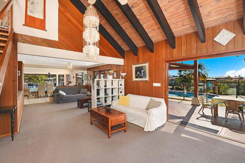 SCHMAN55-WATERFRONT, RESORT-STYLE ENTERTAINER - Mackay Tourism 1