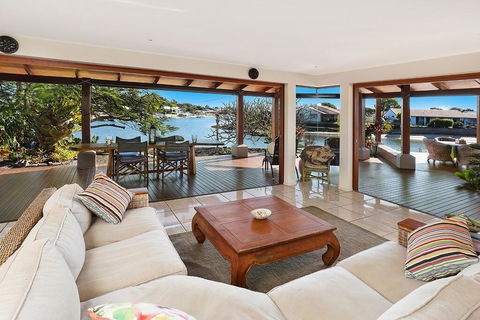 SCHMAN55-WATERFRONT, RESORT-STYLE ENTERTAINER - Mackay Tourism 0