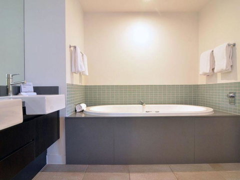 Sea Temple Port Douglas Swim Out Two Bathrooms - Direct Pool Access - Mackay Tourism 3