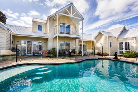 Seaside Spa Retreat - Mackay Tourism 0