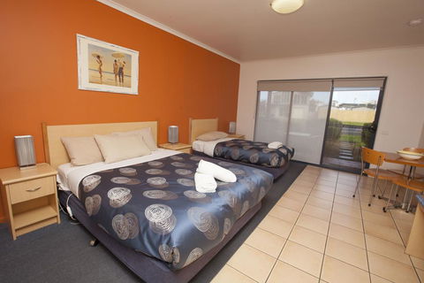 Seaview Motel & Apartments - Mackay Tourism 3