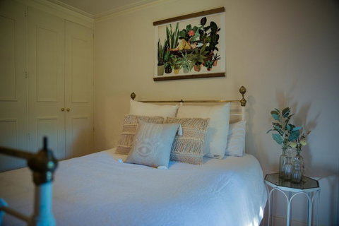 Secluded Homestead Amongst The Trees - Mackay Tourism 2