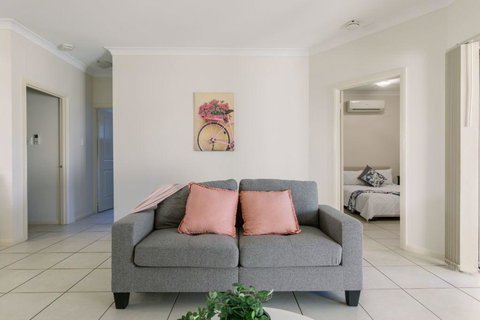 Secure 2 Bed Unit In Gray - Close Palmerston City - Mackay Tourism 3