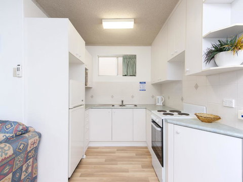 Shipmates, Unit 2/51 Christmas Bush Avenue - Mackay Tourism 3