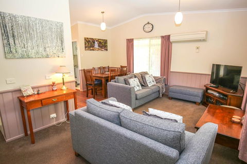 Silver Birches Holiday Unit 7 - Mackay Tourism 1