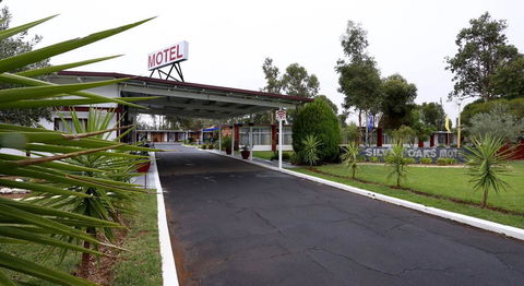 Silver Oaks Motel - Mackay Tourism 0