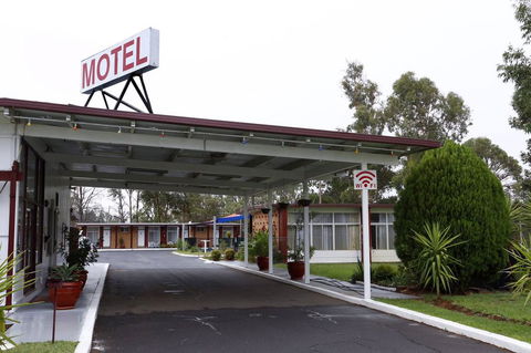 Silver Oaks Motel - Mackay Tourism 1