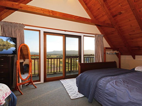 Silver Springs (4br) Cottage, With Wifi, Views, Olives And Space . Fireplace, Views, Olives And Space - Mackay Tourism 2