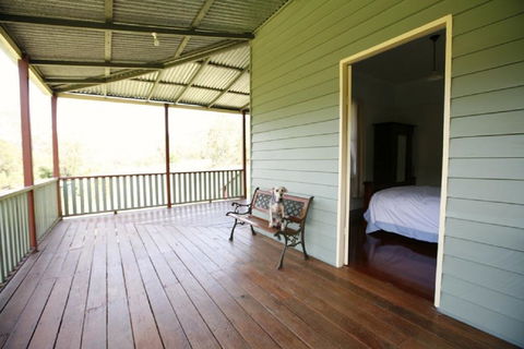 Singleton's Retreat Near Wiseman's Ferry - Mackay Tourism 1
