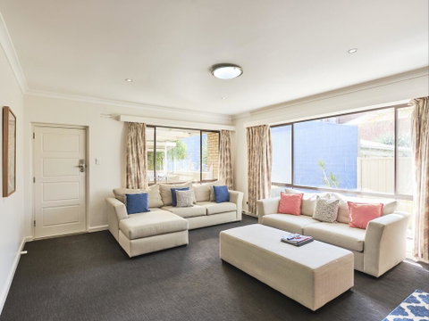 Skymirror Villa - Mackay Tourism 2