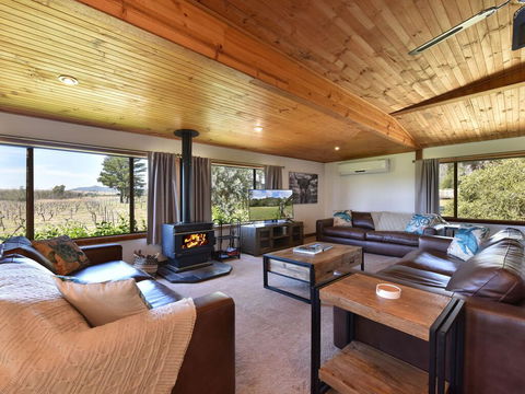 Soldiers Cottage Picturebook Vineyard Home - Mackay Tourism 1