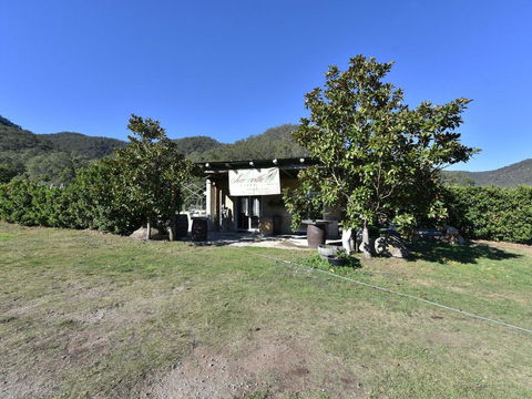 Somerville Wines Farmstay In Broke, Super Cute House On Working Farm. Walk For Miles. - Mackay Tourism 1