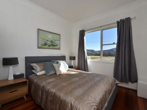Somerville Wines Farmstay In Broke, Super Cute House On Working Farm. Walk For Miles. - Mackay Tourism 3