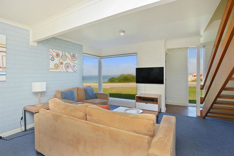 South Seas Beachfront Apartments - Mackay Tourism 3