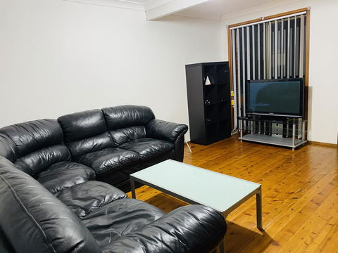 Spacious Townhouse In Wollongong - Mackay Tourism 1