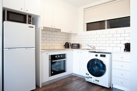 Sprawling City Views And Balcony In Cosy Apartment - Mackay Tourism 3