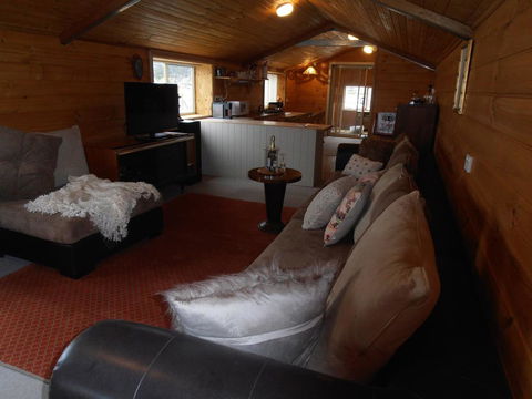 Springmead Rustic Cabin - Mackay Tourism 3
